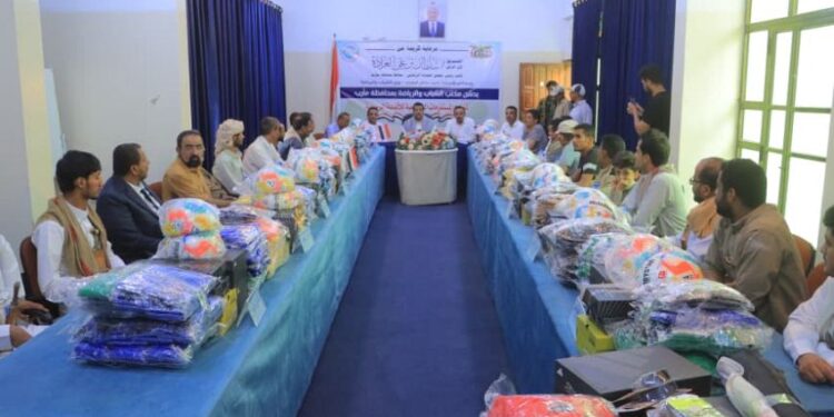 مفتاح يدشن توزيع مستلزمات رياضية على الأندية بمأرب