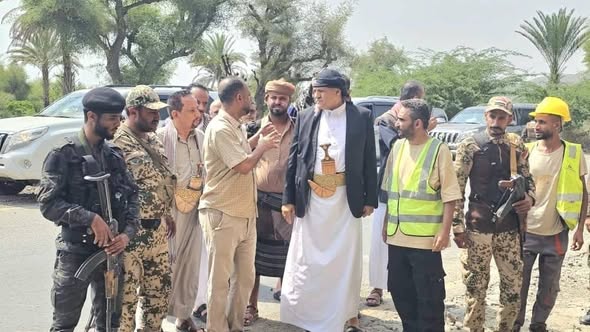 شمسان يتفقد أعمال الصيانة الطارئة لأضرار السيول في طريق تعز – التربة