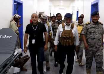 محافظ الحديدة يزور جرحى القوات المسلحة ويشيد بتضحياتهم