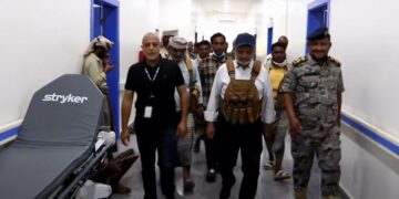 محافظ الحديدة يزور جرحى القوات المسلحة ويشيد بتضحياتهم