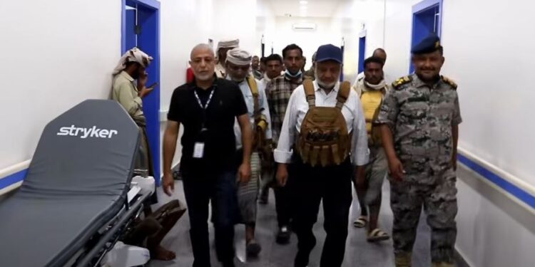 محافظ الحديدة يزور جرحى القوات المسلحة ويشيد بتضحياتهم