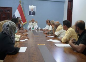 محافظ الحديدة يناقش تقييم جهود إغاثة النازحين وتوفير الخدمات لهم