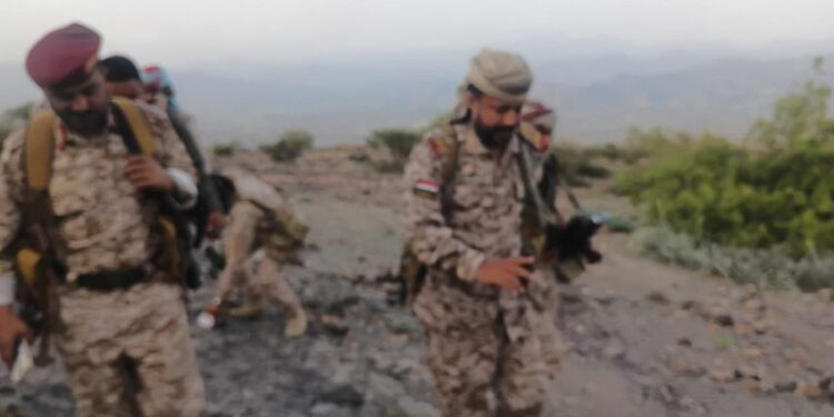 قائد محور طور الباحة يتفقد جبهات غرب الحجرية ويشيد بالجاهزية القتالية
