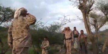 عضو اللجنة العسكرية العليا يتفقد الخطوط الأمامية في تعز