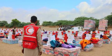 توزيع المواد الغذائية والإيوائية للنازحين في خنفر وزنجبار  بأبين