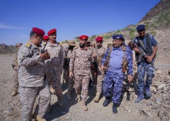 محافظ أبين يتفقد جبهات القتال في جبل ثرة والحلحل واللواء 255 مشاة