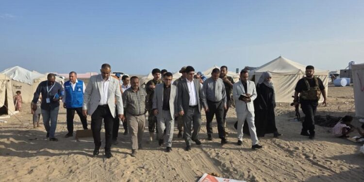 وزيرا حقوق الإنسان والدولة يتفقدان أوضاع النازحين في مخيم الفردوس بعدن