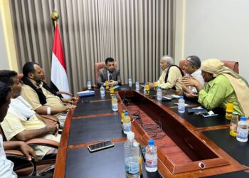 وزير الدولة يطلع على الأوضاع الإنسانية للنازحين من الوازعية