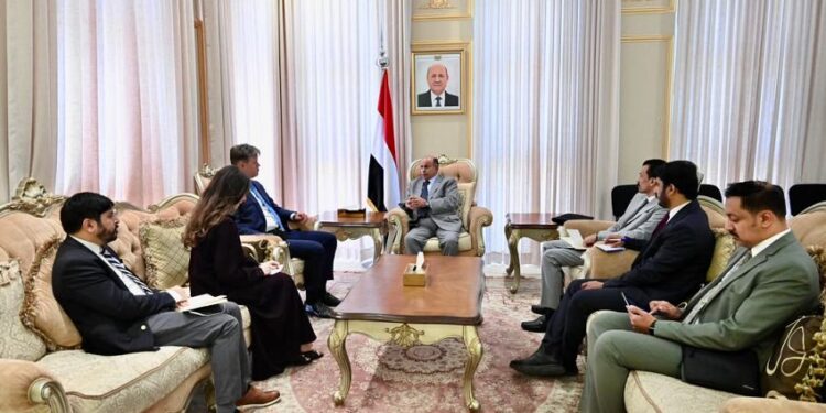 الخنبشي يبحث مع القائم بالأعمال   الأمريكي مستجدات الأوضاع وتعزيز التعاون المشترك