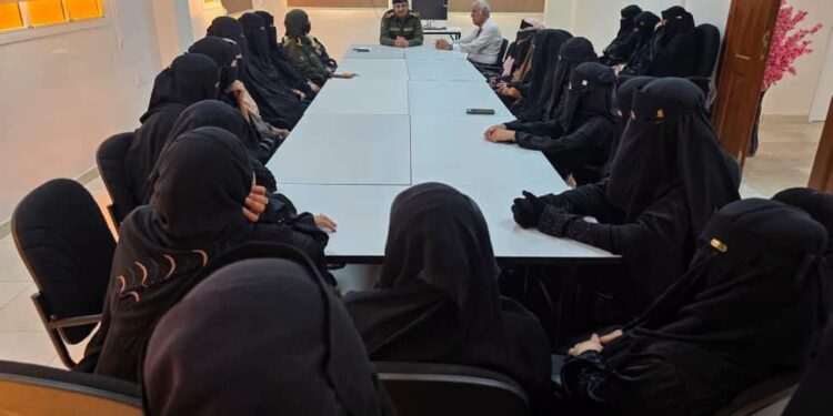 التوجيه المعنوي بوزارة الداخلية ينفذ برنامجاً توعوياً لمنتسبات الشرطة النسائية بعدن