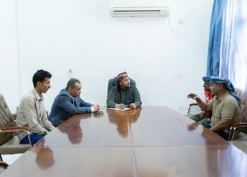 محافظ سقطرى يتفقد سير العمل في مستشفى خليفة ويطلع علي الأوضاع الأمنية في عبدالكوري