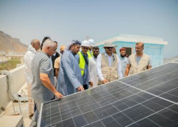 محافظ سقطرى يفتتح 13 مشروعا للطاقة الشمسية في عدد من المدارس والمرافق الصحية