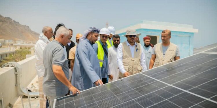 محافظ سقطرى يفتتح 13 مشروعا للطاقة الشمسية في عدد من المدارس والمرافق الصحية