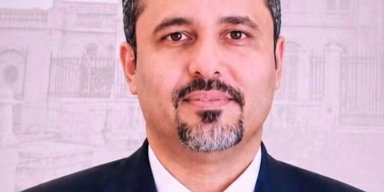 محافظ لحج يوجه مدراء عموم الحوطة وتبن التحرك العاجل لشفط مياه السيول