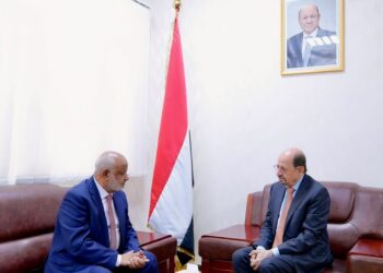 رئيس الوزراء لمحافظ الحديدة و: استعادة كامل سلطة الدولة هدف وطني ثابت