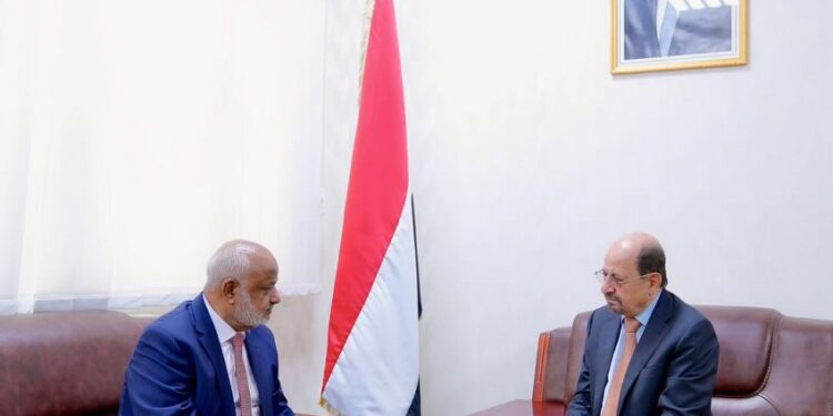 رئيس الوزراء لمحافظ الحديدة  : استعادة كامل سلطة الدولة هدف وطني ثابت
