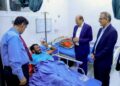 رئيس الوزراء يتفقد أوضاع الجرحى  في مستشفى عبود العسكري بعدن