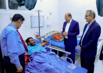 رئيس الوزراء يتفقد أوضاع الجرحى  في مستشفى عبود العسكري بعدن