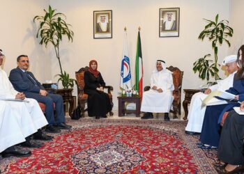 وزيرة الخارجية تبحث مع الصندوق الكويتي استئناف تمويل المشاريع التنموية في اليمن