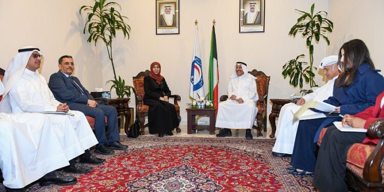وزيرة الخارجية تبحث مع الصندوق الكويتي استئناف تمويل المشاريع التنموية في اليمن