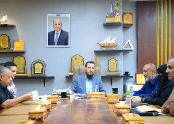 محافظ عدن يناقش مع مؤسسة المياه الحلول الممكنة لإشكالية ضعف الضخ في المنطقة الأولى