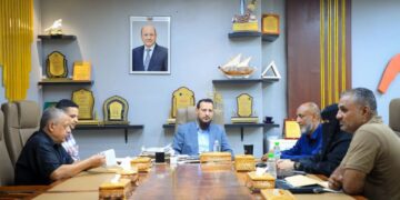 محافظ عدن يناقش مع مؤسسة المياه الحلول الممكنة لإشكالية ضعف الضخ في المنطقة الأولى