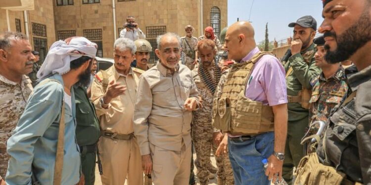 الفريق الصبيحي يطلع على الأوضاع الميدانية والعسكرية في تعز