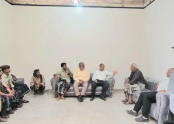 الوكيل الصنوي يطلع على الاحتياجات الإنسانية للنازحين في مخيمات الشمايتين بتعز