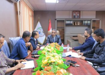 الطهيش يناقش مشروع تطوير تخصص ميكانيكا وكهرباء السيارات الحديثة في عدن والمكلا
