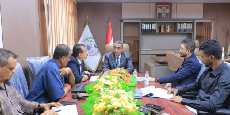 الطهيش يناقش مشروع تطوير تخصص ميكانيكا وكهرباء السيارات الحديثة في عدن والمكلا