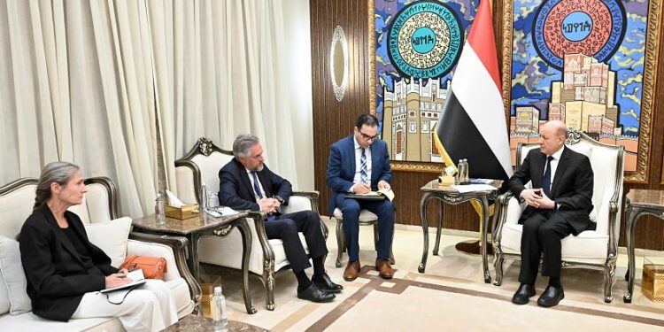 العليمي: دفاع اليمن عن باب المندب هو دفاع عن امن الممرات العالمية والإمدادات المنقذة للحياة