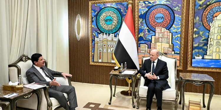 العليمي : عدم إفلات مرتكبي انتهاكات  لحقوق الإنسان جزء اصيل من معركة استعادة  الدولة
