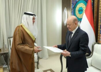 العليمي يتسلم رسالة جوابية من أمير الكويت