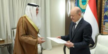 العليمي يتسلم رسالة جوابية من أمير   الكويت