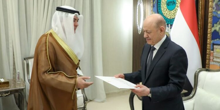 العليمي يتسلم رسالة جوابية من أمير   الكويت