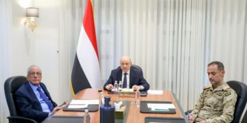العليمي  يوجه بتسريع تنفيذ قراري العودة الآمنة والتعبئة العامة