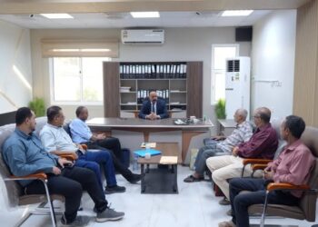 وزير الأشغال يترأس اجتماعاً لقيادة وموظفي مؤسسة الطرق والجسور بعدن