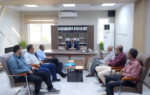 وزير الأشغال يترأس اجتماعاً لقيادة وموظفي مؤسسة الطرق والجسور بعدن