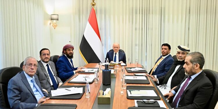 مجلس القيادة  و الحكومة  يناقشان مسار تنفيذ إجراءات الردع المتكامل