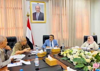 اللجنة العليا تؤكد أهمية الالتزام بالقواعد والإجراءات المنظمة للمناقصات