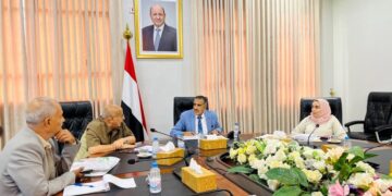 اللجنة العليا تؤكد أهمية الالتزام بالقواعد والإجراءات المنظمة للمناقصات