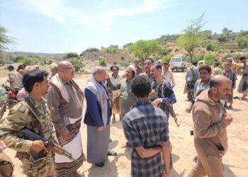 وكيل  تعز يتفقد موقع جبل جرداد ويطلع على أوضاع النازحين