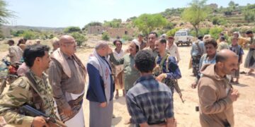 وكيل  تعز يتفقد موقع جبل جرداد ويطلع على أوضاع النازحين