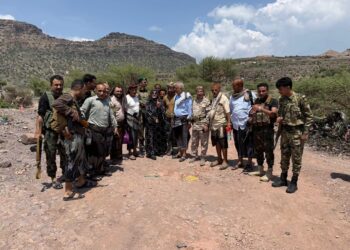 وزيرة الشؤون القانونية تزور جبهة راسن وجبل جرداد بتعز