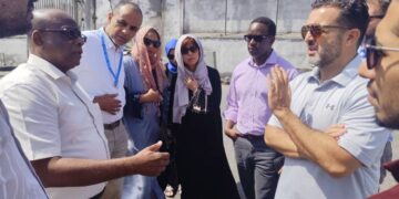 وفد من برنامج الأغذية العالمي يتفقد ميناء المكلا واحتياجاته التشغيلية