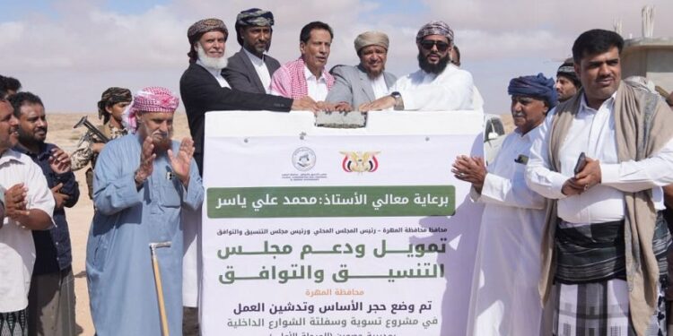 محافظ المهرة يدشن المرحلة الأولى لمشاريع سفلتة الشوارع في 4 مديريات