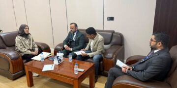 المقطري تبحث مع رئيس بعثة منظمة الهجرة تعزيز الأطر التشريعية لحماية النازحين