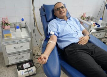 وزير الصحة يدشن حملة للتبرع بالدم ويتفقد الجرحى في مستشفى عبود