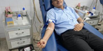 وزير الصحة يدشن حملة للتبرع بالدم ويتفقد الجرحى في مستشفى عبود