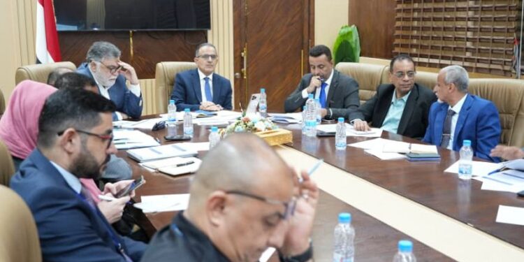 وزير الصحة يناقش مستجدات الطوارئ الصحية في البلاد، وتداعيات تصعيد الحوثي